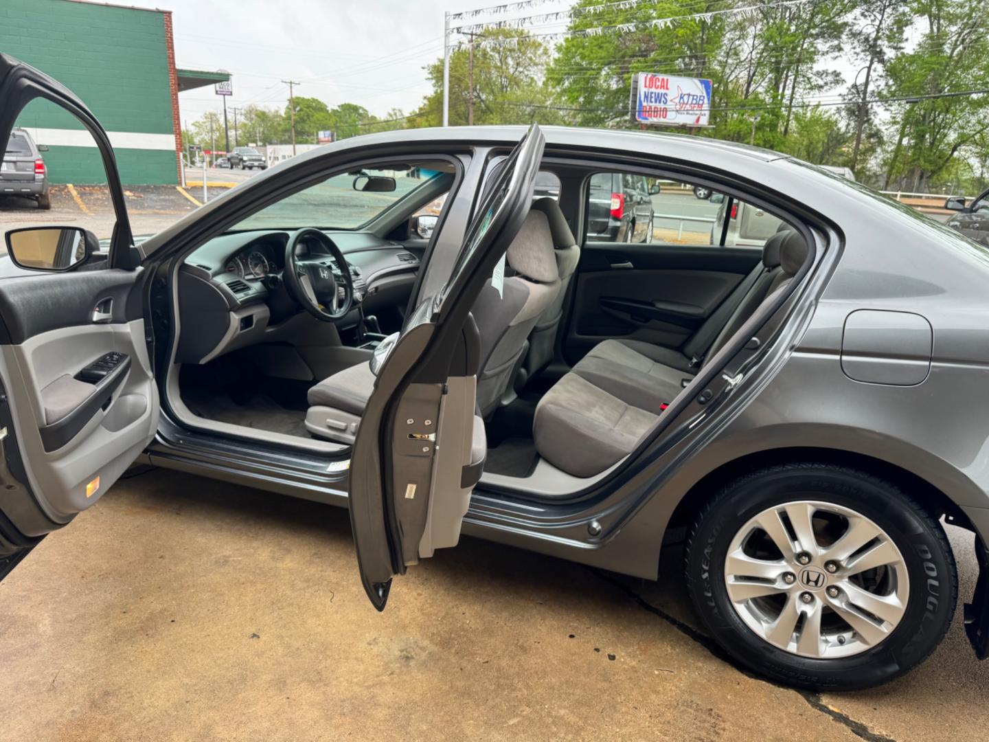 2008 GRAY Honda Accord LX-P Sedan AT (JHMCP26468C) with an 2.4L L4 DOHC 16V engine, 5-Speed Automatic Overdrive transmission, located at 307 West Marshall Avenue, Longview, TX, 75601, (903) 753-3091, 32.500828, -94.742577 - Photo#5